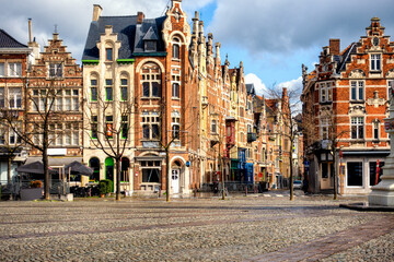 Fototapeta na wymiar Angrenzende Bebauung mit Treppengiebelhäusern an den Vrijdagmarkt in Gent in Flandern