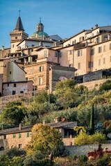Fototapeta premium trevi, italien - oberstadt mit kathedrale