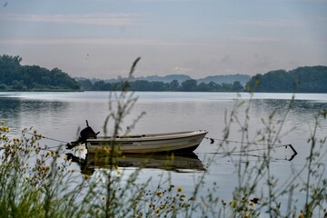 Boot an einem stillen See