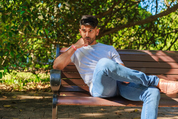 Obraz premium 公園のベンチに座るインド人男性