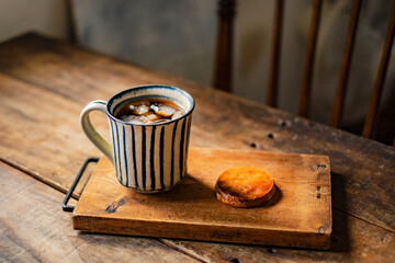 アイスコーヒーとクッキー