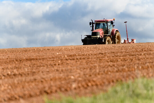 TRACTOR REALIZANDO TRABAJOS DE SIEMBRA