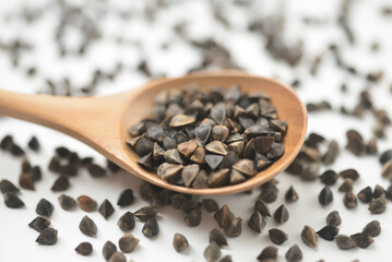 スプーンに盛ったソバの実