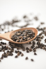 スプーンに盛ったソバの実