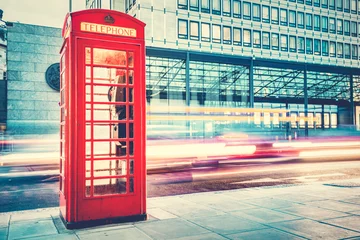 Papier Peint photo Lavable Bus rouge de Londres London red telephone booth and red bus in motion