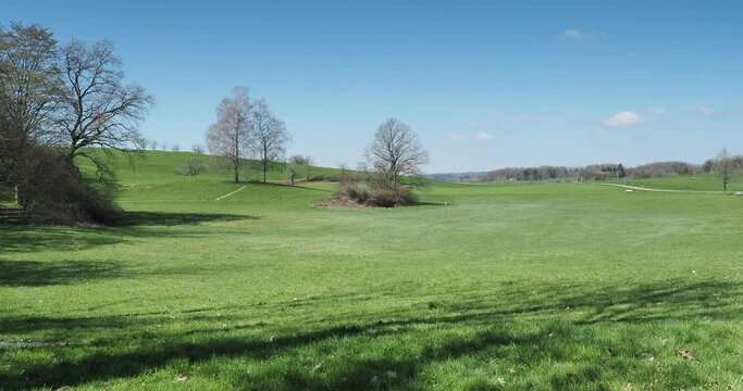 Eichener See im Naturpark S&uuml;dschwarzwald im zeitigen Fr&uuml;hjahr in einer Mulde schalenf&ouml;rmigen gr&uuml;nen Wiese. Centrum des Seebeckens in der Trockenphase
