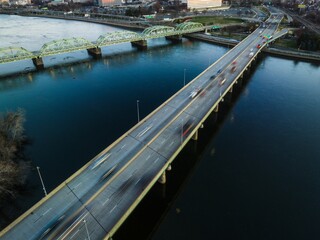 Obraz premium Aerial of the intersection of the Lower Trenton bridge and a highway bridge in Trenton at sunrise