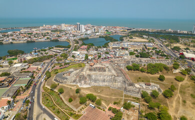 Paisaje urbano de la ciudad de Cartagena (Colombia), incluyendo sus playas, fuertes, murallas, centro histórico, mar.