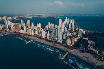 Paisaje urbano de la ciudad de Cartagena (Colombia), incluyendo sus playas, fuertes, murallas, centro histórico, mar.