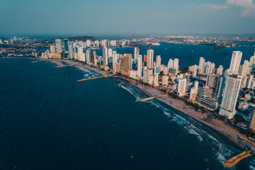 Obraz premium Paisaje urbano de la ciudad de Cartagena (Colombia), incluyendo sus playas, fuertes, murallas, centro histórico, mar.