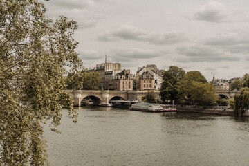 Paisaje de París sobre el rio sena