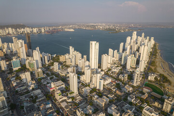 Paisaje urbano de la ciudad de Cartagena (Colombia), incluyendo sus playas, fuertes, murallas,...