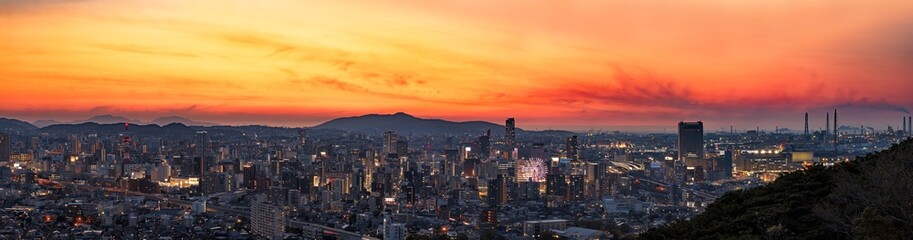 Fototapeta na wymiar 福岡県北九州市の綺麗な夕焼けとビル群