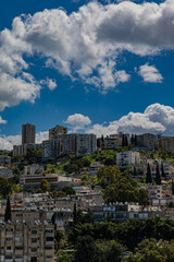 Obraz premium city on the mountain and clouds in the sky 