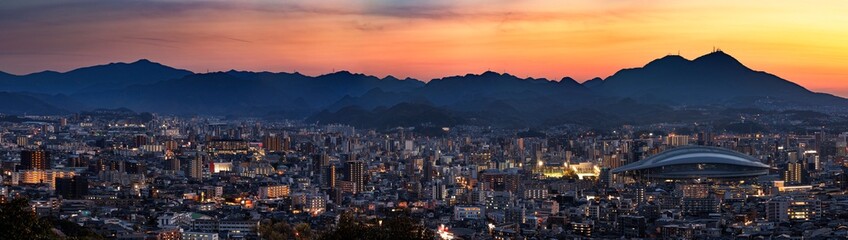福岡県北九州市の綺麗な夕焼けとビル群