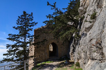 Fototapeta na wymiar view of the castle walls in the mountains in the foreground Cyprus Buffavento castle