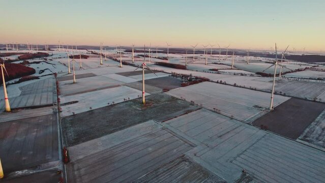 Drohnenaufnahmen von einem Windpark 