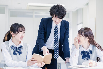 先生の指導を受ける高校生