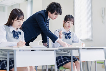 先生の指導を受ける高校生