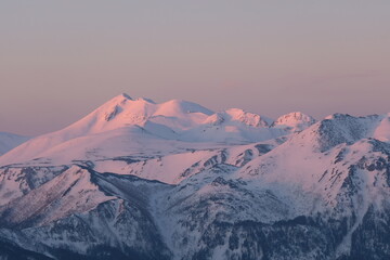 朝の山岳風景