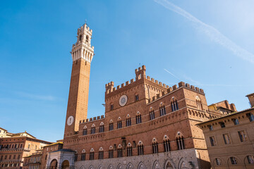 Fototapeta premium Piazza del Campo (Campo square), Palazzo Pubblico and Torre del Mangia (Mangia tower) in Siena, Tuscany, Italy