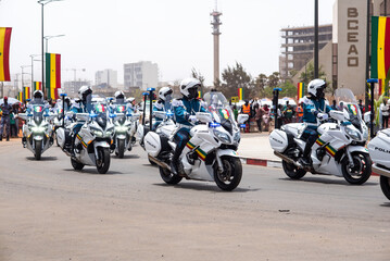 Des motos de la police sénégalaise en démonstration lors du défilé de la fête d...