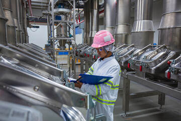 Male work inspection process milk powder cellar at the with vertical stainless steel