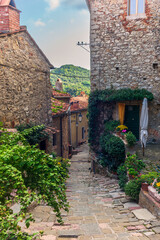 Fototapeta na wymiar Narrow streets and alleys in the medieval town of Sassetta