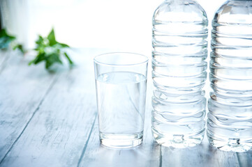 水の入ったペットボトルとコップ
