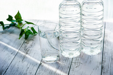 水の入ったペットボトルとコップ
