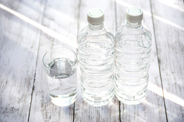水の入ったペットボトルとコップ
