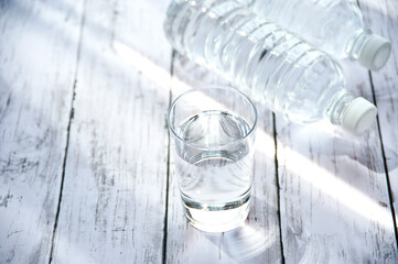 水の入ったペットボトルとコップ
