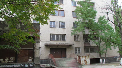 Fototapeta na wymiar Old Soviet houses. The main entrance to the abandoned Soviet house