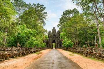 Obraz premium Gate on a road in Angkor complex in Siem Reap, Cambodia