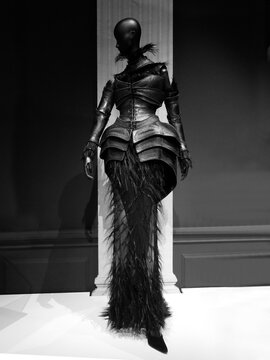 Thierry Mugler, fashion designer. Shell with articulated arms and coordinated neckband. Skirt and pumps. Carved leather, cop and egret feather - haute couture, 1997.