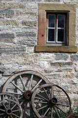 Fototapeta na wymiar mauer eines alten bauernhofs - outside a nostalgic farmhouse