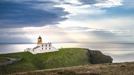 Der Leuchtturm von Stoer im Abendlicht hilft seit 1870 den Seefahrern vor der Küste Assynt im...