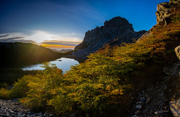 Fotografía de otoño en la Montaña Rocosa y Laguna Huemul, región de Ñuble, Chile