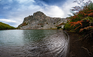 Fotografía de otoño de la  Laguna Huemul, región de Ñuble, Chile © Marcelo