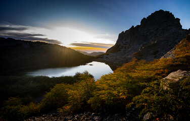 Fotografía otoñal de Montaña Rocosa y Laguna Huemul, región de Ñuble, Chile