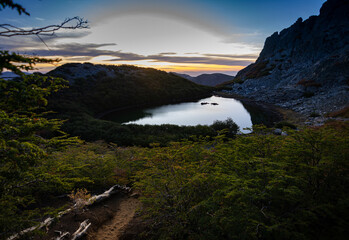 Fotografía panorámica de Montaña Rocosa y Laguna Huemul, región de Ñuble, Chile