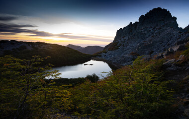 Fotografía en el atardecer de Montaña Rocosa y Laguna Huemul, región de Ñuble, Chile