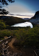 Fotografía de Montaña Rocosa y Laguna Huemul al atardecer en región de Ñuble, Chile
