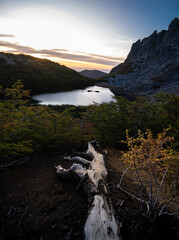 Composición de Montaña Rocosa y Laguna Huemul al ocaso, región de Ñuble, Chile