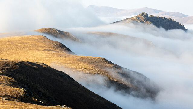 image of fog flowing through mountains