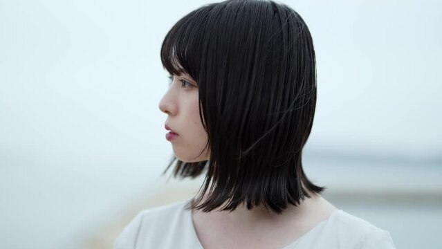 夕暮れの海にいる女性