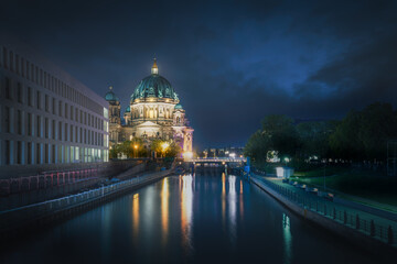 Fototapeta premium Berlin Cathedral and Spree River at night - Berlin, Germany