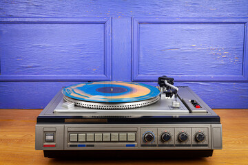 Obraz premium Vintage turntable vinyl record player with blue and orange vinyl