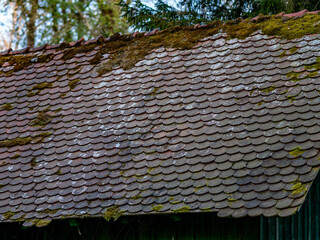 Altes und bemoostes Ziegeldach