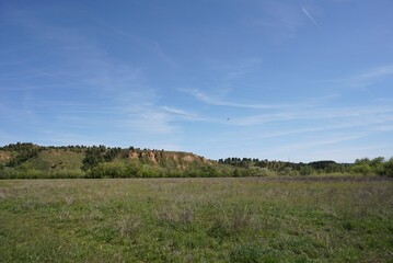 青空の下に広がる平原と山